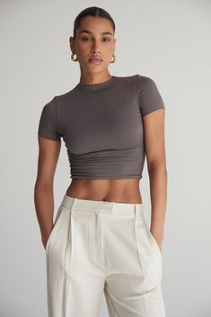 Signature T-ShirtCharcoal / XS Bangs Thick, Elegante Casual, Looks Street Style, Festival Looks, Curtain Bangs, Short Sleeve Cropped Top, Face Framing, Thick Hair, Looks Style