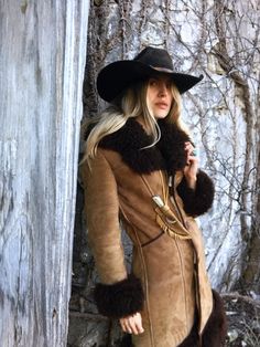 Elevate your style with our Women's Penny Lane Coat, a luxurious fur coat that perfectly embodies the boho hippie spirit. This long shearling coat, inspired by 70s vintage fashion, comes in a rich brown color and is crafted from high-quality Afghan wool. Its retro shearling design offers both warmth and timeless elegance. The trench coat silhouette adds a touch of sophistication, making it ideal for those who love Y2K trends. Perfect for any fashion-forward wardrobe, this coat combines classic c Hippie Mode, Afghan Coat, Hippie 70s, Penny Lane Coat, 70s Vintage Fashion, Coat Fur, Long Coat Women, Classic Trench Coat, Penny Lane