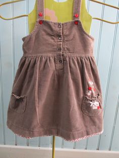 Retro pinafore aged 2 Years. Super cute pale brown corduroy with heart buttons and decorative pockets. Dimensions: Size: 2 Years. Made in France Cute Brown Cotton Dress, Brown Cotton Dresses With Pockets, Brown Cotton Dress With Pockets, Brown Sleeveless Cotton Pinafore Dress, Sleeveless Brown Cotton Pinafore Dress, Vintage Toddler Outfits, Fashion 2000s, Vintage Toddler, Brown Corduroy