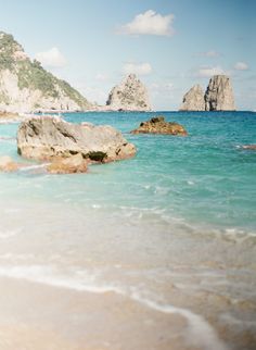 the beach is full of rocks and clear water