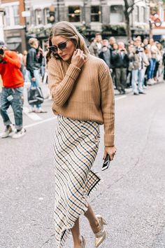 See and shop our easy and affordable thanksgiving outfit ideas for every type of celebration! Street Style Skirt, Rok Midi, Estilo Olivia Palermo, London Fashion Weeks, Olivia Palermo Style, Pull Oversize, Rock Outfit, Outfit Trends