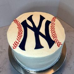 a cake decorated with the new york yankees logo