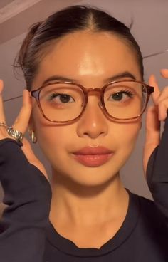 Cute Outfit With Glasses, Cool Girl Glasses Frames, Cute Glasses For Oval Face, Aesthetic Eye Glasses Frames, Glasses Frames For Round Faces Woman, Aesthetic Glasses Frames For Women, Frames For Round Faces Woman, Round Face Frames Glasses, Aesthetic Glasses Frames For Round Face