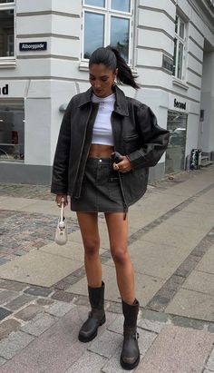 Summer Pub Outfit, Biker Boots Outfit Winter, Biker Jacket Outfit Women, Biker Boots Outfit, Stylish Denim Skirt, Skirt Outfits Fall, Mode Zara, Estilo Indie