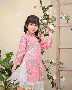 Girl Modern Vietnamese Ao Dai Cach Tan (áo dài bé gai), Kids Vietnamese traditional dress Color: light red with peach skirt Fabric: silk with floral designs Age Wgt(kg/lb) Height(cm/in)Chest (cm/in) 110-12/22-26 80/31.5 51-53/20-20.8 212-14/26-30 90/35 53-55/20.8-21.6 314-16/30-35 98/38.5 54-56/21.3-22 416-18/35-39 104/41 55-57/21.6-22.4 518-21/39-46 110/43 56-58/22-22.8 621-23/46-50 116/45.5 57-59/22.4-23.2 723-26/50-57 122/48 58-62/22.8-24.4 826-29/50-64 128/50 61-65/24-25.5 929-32/64-70 134/5 Traditional Cheongsam For Spring Festivals, Traditional Spring Festival Cheongsam, Spring Festival Traditional Cheongsam, Traditional Festive Spring Cheongsam, Spring Festive Traditional Cheongsam, Elsa Theme, Vietnamese Ao Dai, Peach Skirt, Kids Robes