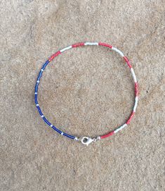 Minimalist Anklet, Mundo Hippie, Patriotic Bracelet, Country Jewelry, Beaded Jewelry Necklaces, Beaded Necklace Designs, Beaded Necklace Diy, Necklace Ideas, Gelang Manik