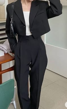 Black Business Suits For Women, End Of School Outfits, Crop Coat Outfit, Modest Pretty Outfits, Women In Suits Aesthetic, Palazzo Outfit, Chic Office Wear, 00s Mode, Blazer Suit Women