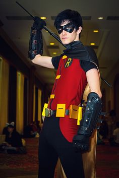 Robin ....I have to say, I've never seen a "young justice" Robin cosplay... this actually looks pretty good...lol Cosplay Robin, Robin Outfit, Teen Titans Cosplay, Young Justice Robin, Robin The Boy Wonder, Teen Titans Robin, Robin Costume, Robin Cosplay, Dc Comics Cosplay