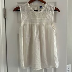 Nwot Old Navy Ivory Blouse With Ruffle Collar And Eyelet Detail. Size M. Cream Sleeveless Daytime Top, Cream Sleeveless Top For Daytime, White Sleeveless Blouse With Lace Trim, White Sleeveless Blouse For Work, White Sleeveless Lace Top For Daywear, Casual Cream Blouse With Lace Top, Casual Cream Lace Top Blouse, Casual Cream Lace Blouse, Casual White Lace Top For Daywear