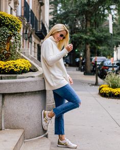 Retro Sneakers Outfit, Sneaker Outfit Fall, Jeans And Sneakers Outfit, New Balance Outfit, Tennis Shoes Outfit, Look Jean, Casual Outfit Inspiration, Stretchy Jeans, Kinds Of Clothes