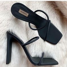 White Chunky Sandals, Black Court Shoes, Hak Tinggi, Square Shoes, Classy Shoes, Heels Classy, Easy Style, Low Heel Shoes, Aesthetic Shoes