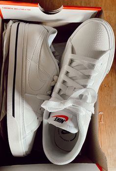 Nike White Shoes, Nike Shoes Girls, Tenis Nike, Classy Shoes, Shoe Inspo, Swag Shoes, Nike Fashion, Pretty Shoes