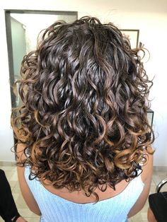 Cabelo curto ondulado, cabelo ondulado, curly, corte em camadas Loose Spiral Perm Medium, Short Permed Hair, Medium Length Wavy Hair, Medium Length Curly Hair, Curly Hair Problems, Stronger Hair, Colored Curly Hair