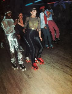 70s Roller Disco, Moda Disco, Disco Roller Skating, 70s Disco Outfit, Studio 54 Party, Style Année 80, Disco Aesthetic, Disco 70s