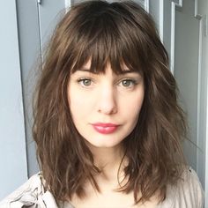 Digging the bangs Medium Length Curly Hair, Womens Haircuts Medium, Hair 2018, Curly Hair With Bangs, Long Bob Hairstyles, Haircuts With Bangs, Medium Hair Cuts, Medium Length Hair Cuts, Womens Haircuts