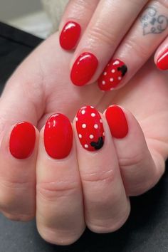 Simple Disney Nails Disney Nail Design, Simple Disney Nails, Minimalistic Chic, Mickey Mouse Nails, Chic Manicure