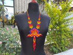 Beautiful Mexican jewelry set, perfect complement to give a touch of color and style to any outfit and occasion. Made entirely by hand Shipped anywhere in the world. Mexican Necklace, Huichol Art, Mexican Jewelry, Choker Set, Choker Necklaces, Beaded Choker, Necklace Set, Jewelry Set, Bead Work