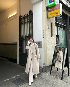 Kdrama Trench Coat Outfit, Winter Outfit With Trench Coat, Trench Coat Korean Outfit, Light Coat Outfit, Coat Outfit Korean, Korean Trench Coat Outfit, Long Coat Korean Style, Freezing Winter Outfits, Korean Trench Coat