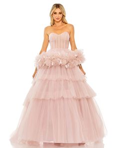 Mac Duggal

 Superposition de tulle transparent ; Doublure 100% polyester

 Entièrement doublé

 Décolleté en cœur




 Sans manches




 Corsage plissé et ceinture de smoking




 Jupe trapèze à volants et volants

 Garniture en plumes

 Fermeture éclair dissimulée au dos

 Environ. 62,5" du haut de l'épaule à l'ourlet inférieur

 Disponible en rose (vente finale), bleu glacier (vente finale), corail (vente finale) et noir

 Le style n° 20572 s'associe au style n° 20588. Mac Duggal Prom, Designer Formal Dresses, Ethereal Dress, Tulle Evening Dress, Prom Long, Mac Duggal Dresses, Dresses Quinceanera, Princess Gown, Ball Gown Skirt