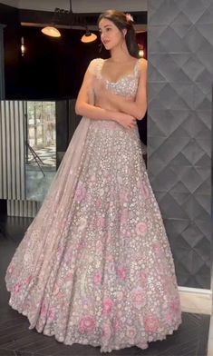 Reception Look Bridesmaid Indian, Reception Indian Outfit Guest, Lengha Wedding Guest, Wedding Lehenga Bridesmaid, Reception Lehenga Ideas, Poses On Lehenga Aesthetic, Desi Shaadi Outfits, Lenghas For Wedding Guests, Indian Wedding Guest Lehenga