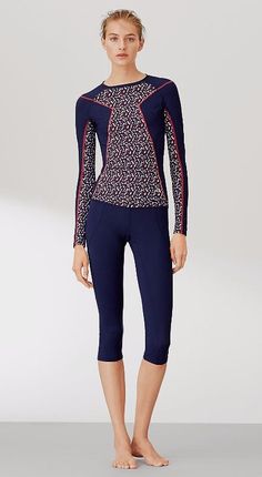 TORY BURCH ACTIVEWEAR: Tory Sport Print-block Rashguard. This has a modern play on the seventies! Love it!! @ToryBurch Swim Sport, Activewear Inspiration, Tennis Clothing, Sportswear Design, Working Out Outfits, Sport Jersey, Summer Leggings, Print Block, Sports Wear Women