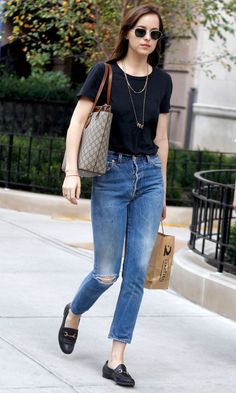 Princetown Gucci, Loafer Outfits, Dakota Johnson Street Style, Dakota Jhonson, Gucci Slippers, Dakota Style, Dakota Johnson Style, Style Parisienne, Loafers Outfit