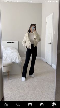 Cute Dinner Outfit Casual, Black Jeans Winter Outfit, Boot Cut Yoga Pants Outfit, Credit Aesthetic, Mode Indie, Outfits Leggins, Casual Outfits For Teens, Winter Fashion Outfits Casual, Uni Outfits