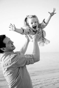 Father Daughter Poses, Father Daughter Photos, Father Daughter Photography, Nice Baby, Family Photoshoot Poses, Black Photo, Beach Night, Fall Family Photos, Dad Daughter