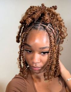 Short Blonde Twists Black Women, Invisible Locs Hairstyles Ideas, Ginger Invisible Locs Black Women, Simple Twist Hairstyles, Blonde Invisible Locs, Brown Invisible Locs, Invisible Locks Hairstyle, Brown Twist Braids, Invisible Locs With Curls