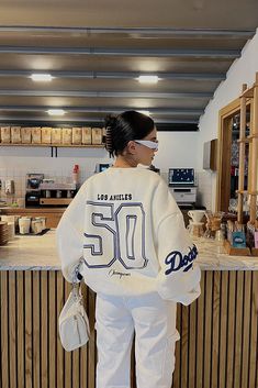 Dodgers LA Sweatshirt White Sweatshirt Outfit, Varsity Outfit, Dodgers Outfit, Dodgers Sweatshirt, Senior Sweatshirts, Sweatshirt Outfit, Gameday Outfit, Style Hoodie, Hoodie Outfit