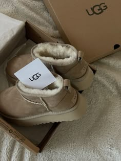 Cute Uggs, Fall Winter Shoes, Skandinavian Fashion, Dr Shoes, Mode Zara, School Looks, Vanilla Girl, Stockholm Fashion, Aesthetic Shoes