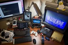 there are many computers and keyboards on this desk with the same thing in front of them