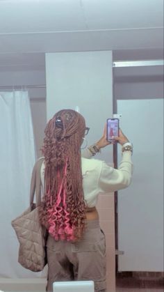 brown and pink peekaboo braids long length claw clip curly ends black girl hair inspo Color Braids, Cute Box Braids, Peekaboo Hair, Goddess Braids Hairstyles, Box Braids Hairstyles For Black Women, Braids Hairstyles Pictures, Quick Braided Hairstyles