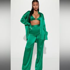 Very Pretty Satin Green 3 Piece Set Available In Size Large Nwt Emareld Green Outfit, 2 Piece Pants Set, Birthday Pantsuit Outfit, Kelly Green Outfits For Women, Green Brunch Outfit, Green Outfit Black Woman, Satin Wide Leg Pants Outfit, Green 2 Piece Outfit, Satin Set Outfit