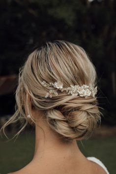 Boho Wedding Bun, Soft Upstyles, Blonde Wedding Hair Updo, Bridal Upstyles, Updos With Braids, Low Bun Wedding Hair, Wedding Bun, Makeup Gold