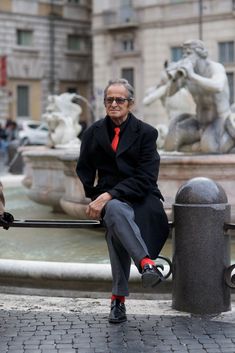 This man looked especially stylish while listening to some live music near Piazza Navona. I love that Italian men aren't afraid to wear a little color! (from Advanced Style) Italian Men Style, Style Makeover, Mens Fashion Inspiration, Italian Men, Advanced Style, Sharp Dressed Man, Stylish Boys, Well Dressed Men, Red Accents