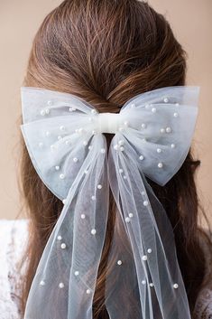 ALUMA PEARL BOW Our delicate and feminine pearl tulle bow clip can be styled in a pony, braid or all the hair down. This beautiful bow is the perfect alternative to a veil. Hand-sewn using synthetic faux pearls and Spanish tulle Alligator clip for closure Lightweight Hypoallergenic: Nickel, cadmium and lead-free Item ships in signature keepsake packaging Hair Bow Packaging, Fancy Hair Bows, Homecoming Inspo, Bridgerton Style, Pearl Hair Clips, Unique Hair Clip, Bow Birthday, Princess And The Pauper, Bow Light