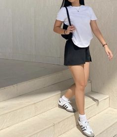 @breiigonzalez Looks Adidas, Celana Fashion, Adidas Samba Outfit, Samba Outfit, Look Adidas, Skandinavian Fashion, Neue Outfits, Spring Look, Casual Day Outfits