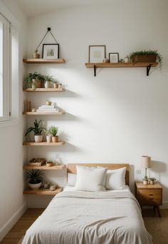 45 Sustainable Bedroom Ideas: Eco-Friendly Designs Eco Modern Bedroom, Woman Room Ideas Bedrooms, Renter Friendly Bedroom, Eco Friendly House Ideas, Eco Bedroom, Wallpaper In Home, Sustainable Bedroom, Bamboo Bedroom, Eco Friendly Bedroom