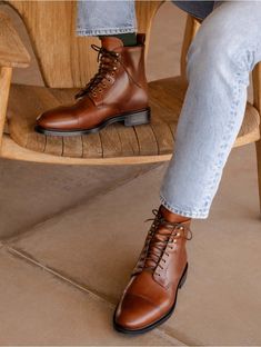 - Boots à lacets - Fabriquées à la main au Portugal - Extérieur en cuir pull-up (tannerie : Espagne) - Doublure en cuir - Lacets en coton waxé ultra résistants - Semelle en caoutchouc cousue Blake  Le "pull-up" est un cuir de grande qualité qui comporte de magnifiques variations de teintes. La couleur de ce cuir s'éclaircit lorsqu'il est étiré. Ainsi, dès le premier port, les nuances de couleurs vont évoluer pour donner un look unique à vos souliers. Attention : il est fortement déconseillé d’ap Fall Lace-up Leather Chelsea Boots, Lace Up Ankle Boots Peau Femme, Lace Up Ankle Boots, Pull Up, Winter Season, Cognac, Ankle Boots, Fall Winter, Lace Up