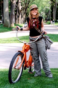 I don't know where to start with this nostalgic outfit: the cargo pants or the trucker hat? Beanie Styling, 2010 Fits, Pose Practice, 00s Mode, Teenage Drama, Queen Outfits, Y2k Fits, 2010s Fashion