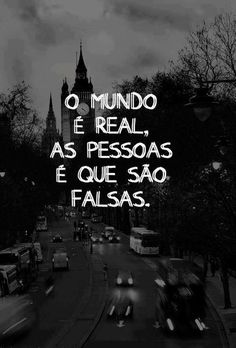 a black and white photo with the words o mundo e real as pessos e que sao falsas