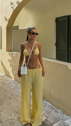 Beauty Minimalism, Viral Clothes, Styled Jeans, Clothes Comfy, Cute Beach Outfits, Holiday Outfits Summer, Holiday Fits, Beach Party Outfits, Vacation Fits