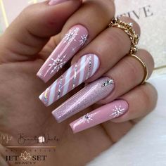 Winter Nails 2023, Christmas Nail Designs Acrylic, Nail Art Paillette, Nails 2023 Trends, Nail Goals, Candy Cane Nails, Nails Arts, Winter Nails Acrylic, Simple Acrylic Nails