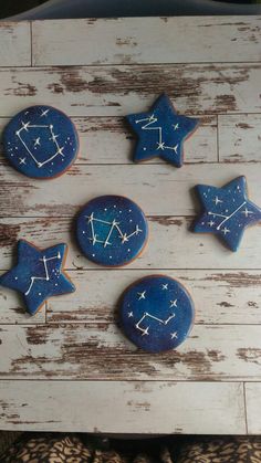 cookies decorated with stars are arranged on a table