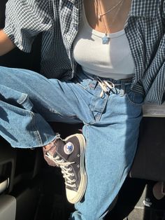 Cold In The Morning Hot In The Afternoon Outfits, Casual Outfits Hot Weather, Musician Outfits Women, Simple 90s Outfit, Cute Retro Outfits, How To Style A Jean Jacket, Button Up Shirts Outfits, Button Up Outfits Women, Modern 90s Fashion