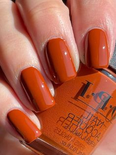 burnt orange nails Fall Nails 2022 Burnt Orange, October Nails Aesthetic, Orang Nail Design, Good Fall Nail Colors, Brown Orange Nails Design, Ginger Nail Color, Dark Orange Dip Nails, Orange Nails October, Dark Orange Short Nails