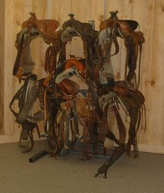 there are many different types of horse saddles in this room, including one for horses