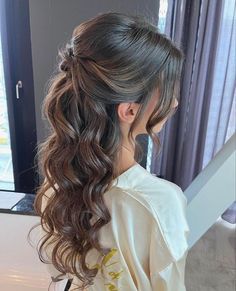 Middle Eastern Wedding Hairstyles, Bridal Hairstyles Brown Hair, Hairdo For Bridesmaid, Prom Wavy Hair, Beach Hair Wedding, Wedding Hairstyles With Bangs, Quince Hair, Senior Hoco