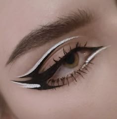 черно белая стрелка
графический макияж
графичная стрелка Cyberpunk Eyeliner, Black And White Graphic Eyeliner, Black And White Eyeliner Looks, Black And White Makeup Looks, Artistic Eyeliner, Eyeliner Grafico, Edgy Eyeliner, Black And White Eyeliner, Colored Liner